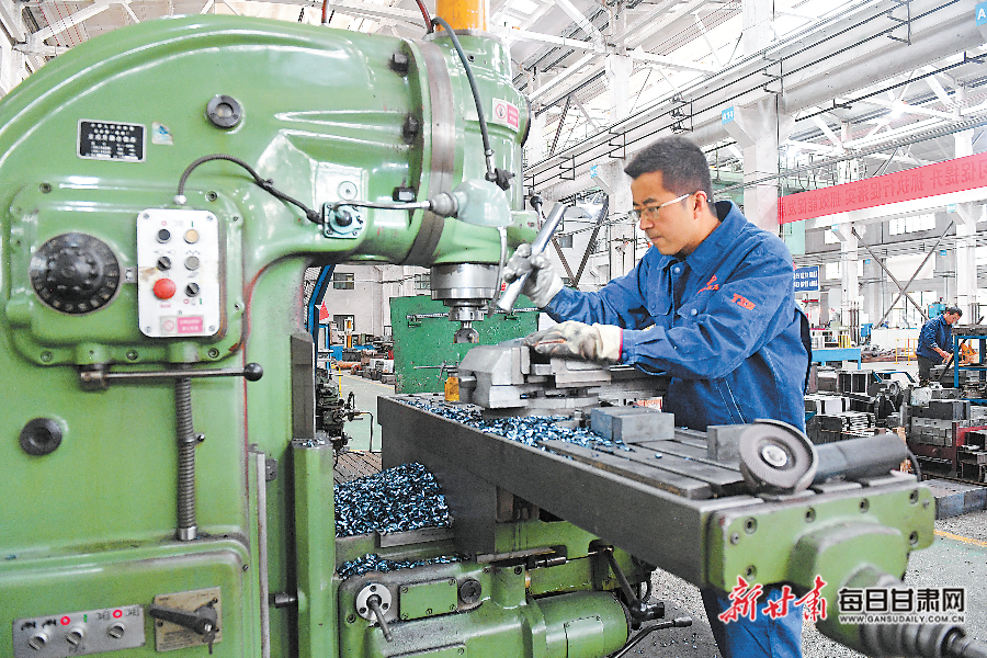 【图片新闻】天水锻压机床（集团）有限公司的工人在加工产品部件