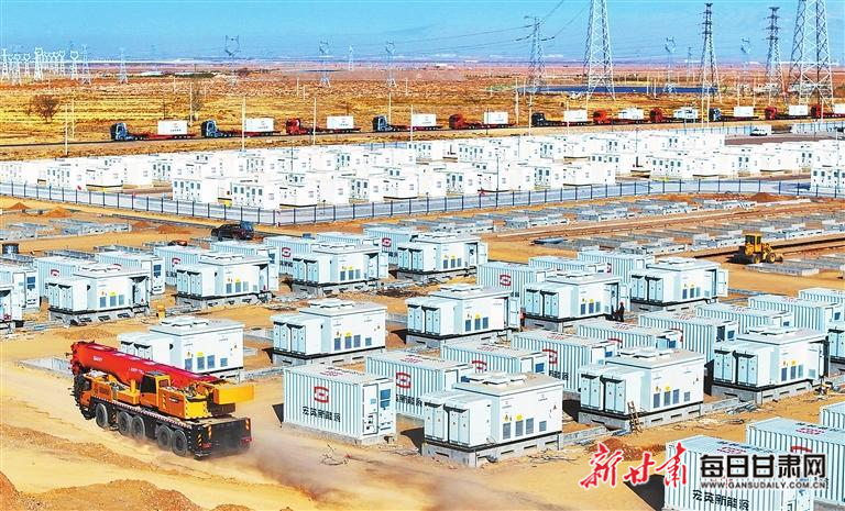 【图片新闻】工人在民乐县350MW/700MWh独立储能电站项目建设工地施工作业