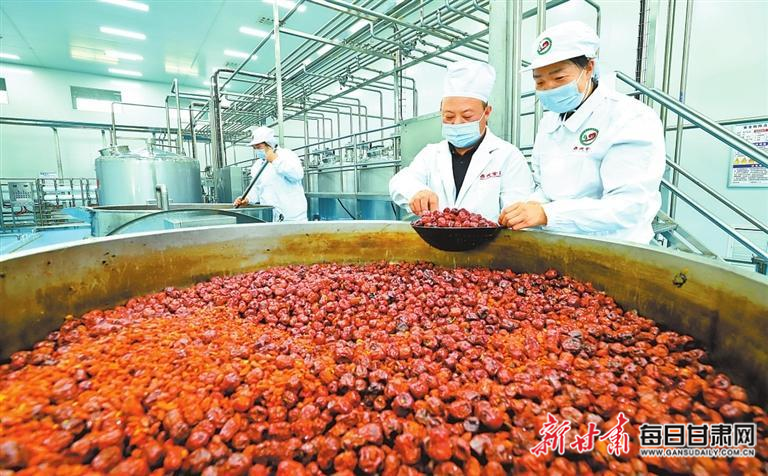 【图片新闻】在甘肃西域食品红枣数字化车间里 工作人员查看生产线运行情况