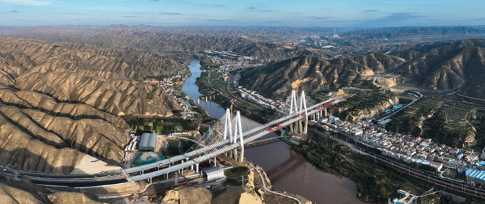 清傅公路桑园子黄河大桥位于兰州市榆中县和平镇的桑园子峡谷,是G312线上海至霍尔果斯公路清傅项目的重点控制性工程。甘肃省交通运输厅供图
