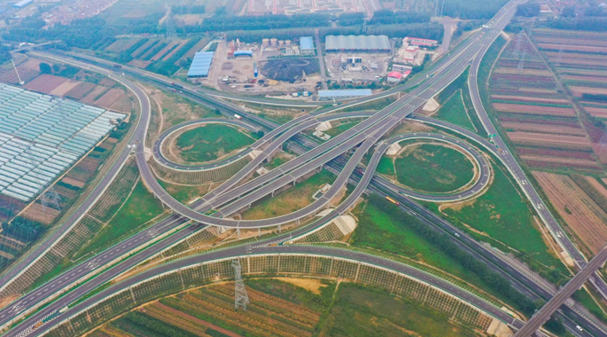 G85线彭大高速公路横贯甘肃平凉市南北,成为宁夏、甘肃、陕西三省区间便捷沟通的“金腰带”。甘肃省交通运输厅供图