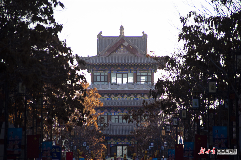 冬日晨曦镀古巷 甘州府城藏韵味