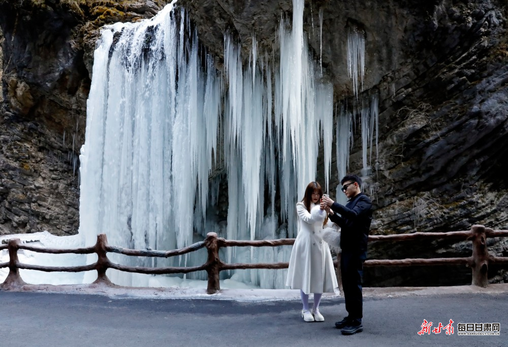 雪岭雾凇映冰帘 宕昌官鹅沟赏冰雪正当时