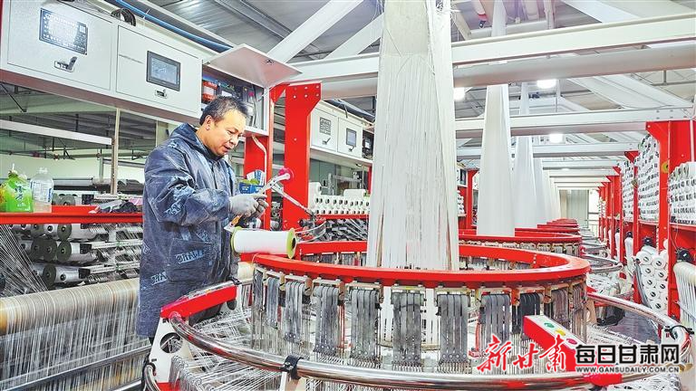 【图片新闻】甘肃汉栋塑业有限公司车间工人赶制订单产品