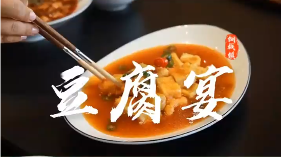 ��һ����Ʒ�ֻƶ���һ����ζ���ȣ�����ǳ�������ͭǮ����ɫ�ġ���ζ��