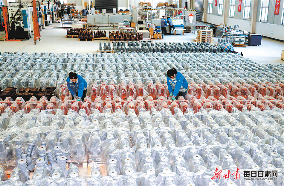 【图片新闻】静宁县工业园区内 员工在生产电线线圈