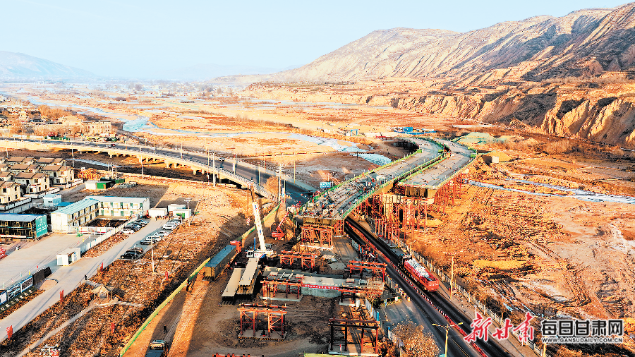 【图片新闻】陇西中医药循环园区建设者加紧进行桥梁架设作业