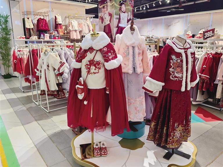 兰州服装市场迎旺季 新中式成主流 绿色消费成新风