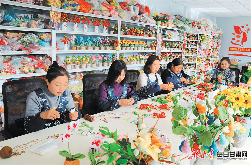 【图片新闻】成县小川镇小川村村民加紧赶制订单工艺品