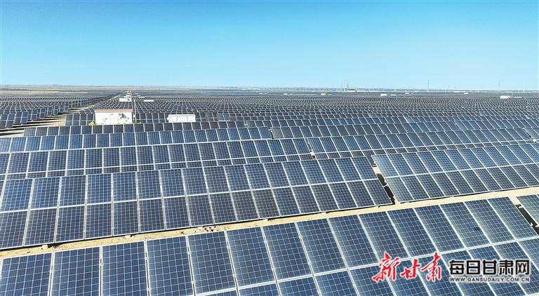【图片新闻】金塔：光伏太阳能发电板整齐排列