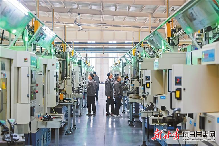 【图片新闻】甘肃海林中科科技股份有限公司生产车间内 工人操作智能化设备进行产品加工