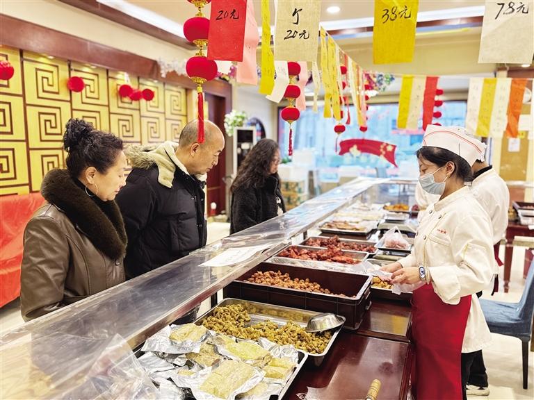 【新春走基层】老字号“一桌难求” 预包装年菜走俏 兰州年夜饭市场有新意更多元