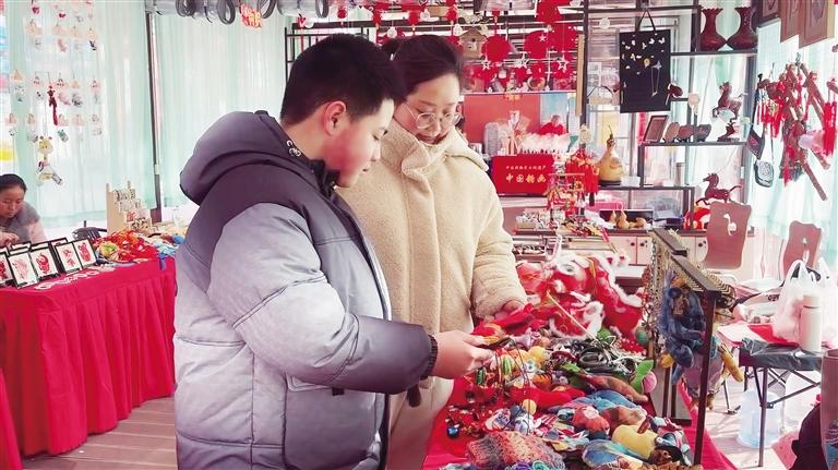 【新春走基层】非遗工坊人气旺 全家福里见变迁 金城商圈充满浓浓文化味