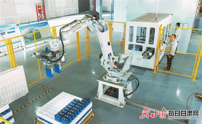 【图片新闻】在正宁县中钠储能新能源科技（甘肃）有限公司生产车间 工人有序作业