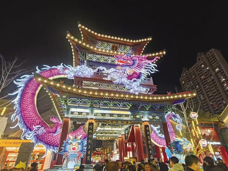 “补偿式购物+分段式过年”成新风尚 春节长假金城消费活力足