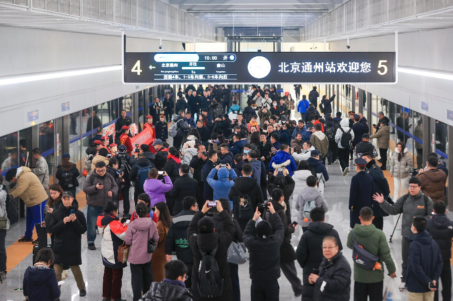 2025��12��30�գ������ڱ������и������ۺϽ�ͨ��Ŧ�ڵı���ͨ��վ��ʽ��ͨͶ�ˣ��ÿͼ��������װྩ�ƳǼ��г���