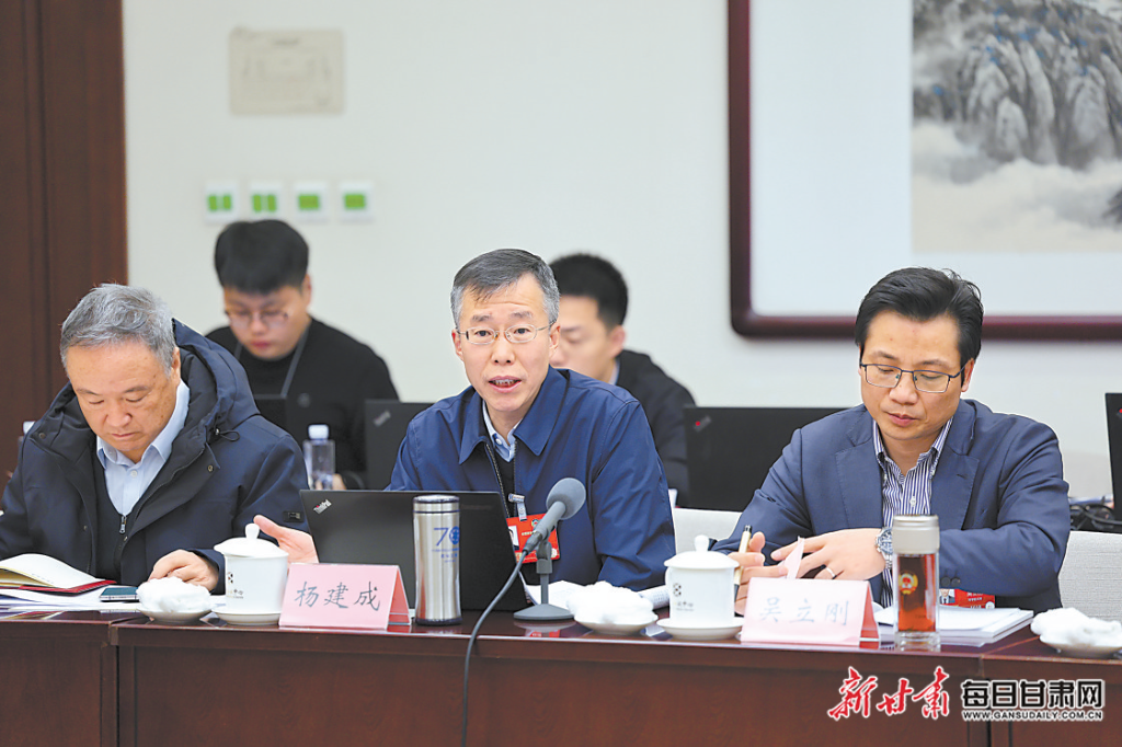 ס��ȫ����ЭίԱ�ֱ��ڸ��Խ��μ�С�����