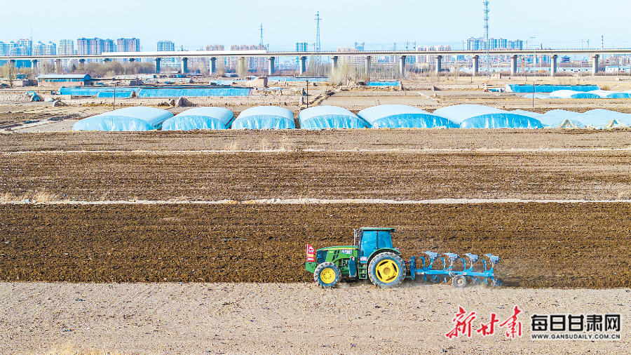 【图片新闻】张掖市长安镇河满村，村民抢抓农时开展春耕生产