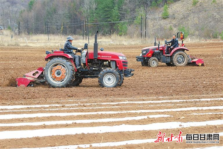 【图片新闻】陇南：农民抢抓农时种植马铃薯