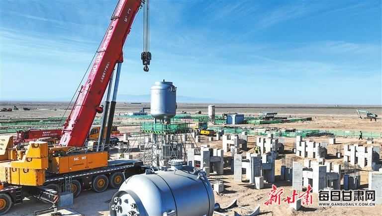 【图片新闻】中核汇能金塔县160万千瓦清洁能源保障项目建设现场 工人在加紧施工