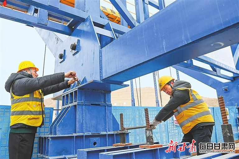 【图片新闻】在G1816乌玛高速公路兰州中通道SG-4标段施工现场 施工人员抢抓工期