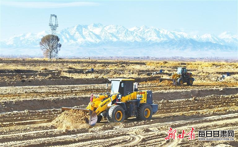 【图片新闻】民乐：大型机械来回穿梭 平整土地、开挖沟渠、整修道路