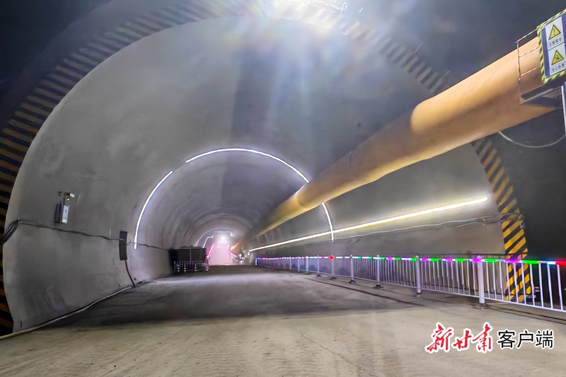 S20嘉若高速青石隧道右线贯通