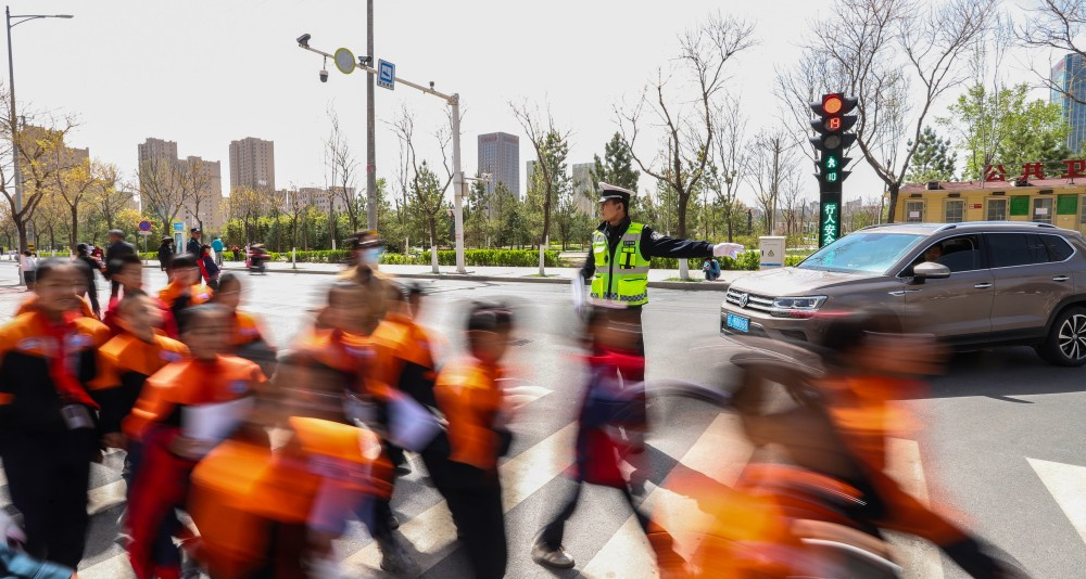 崆峒交警常态化护学筑牢校园安全防线