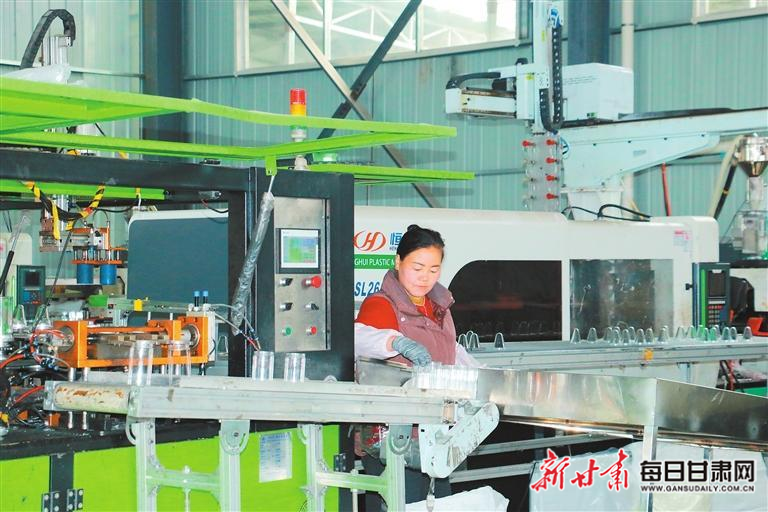 【图片新闻】在岷县十里镇的甘肃荣昇新材料科技有限公司 工人在生产PET包装品