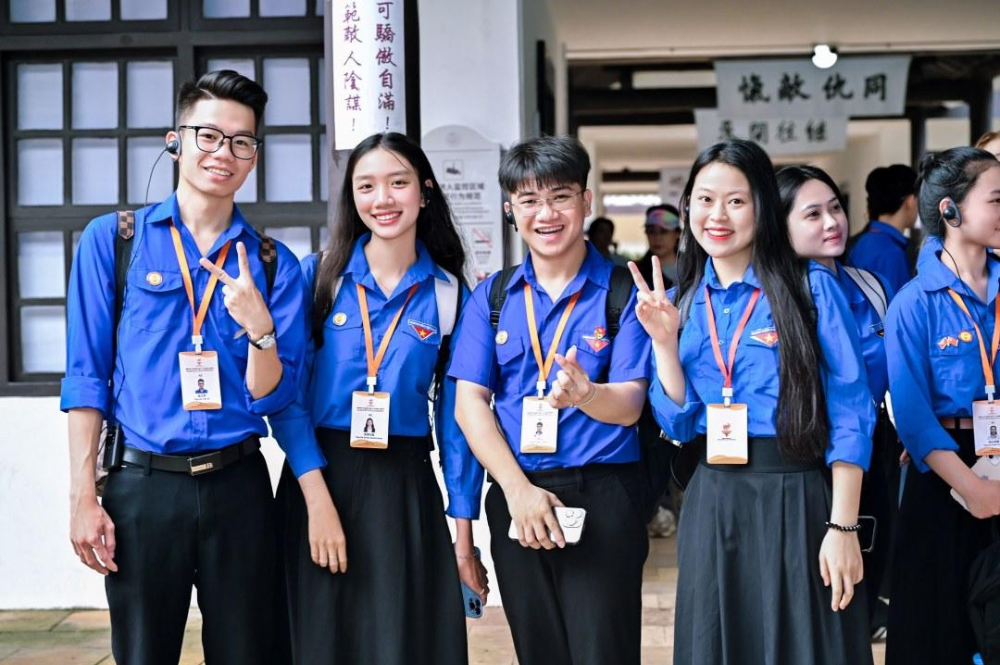 200������Խ�Ϻ�־������������������������۹��ݿ�������ɫ��ѧ֮�á���