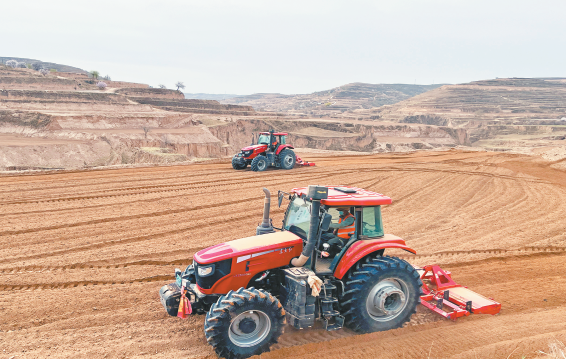 定西安定区：机械化作业按下“快进键” 中药材种植跑出“加速度”