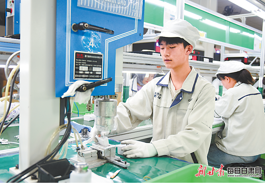 【图片新闻】临夏乡村就业车间工人加工产品
