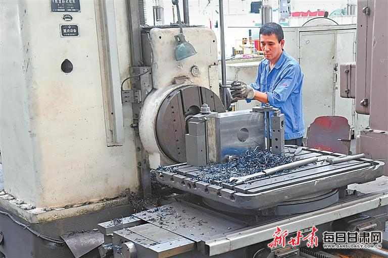 【图片新闻】天水锻压机床（集团）有限公司车间内 工人正在抓紧生产
