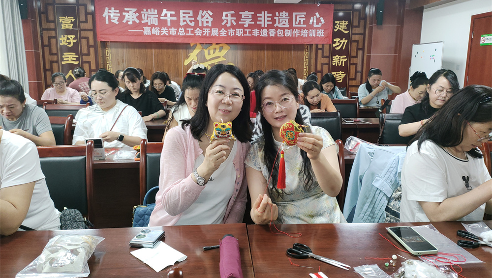 嘉峪关市总工会开展职工香包制作活动