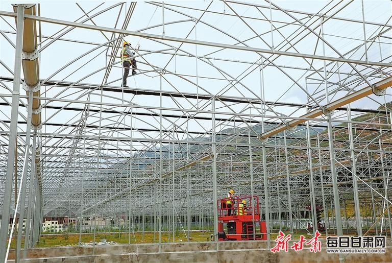【图片新闻】宕昌县:工人组装高效节能智慧钢构架大棚