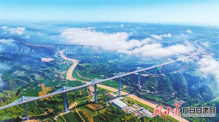 【图片新闻】西合公路六合特大桥(前)和银百高速马莲河特大桥横跨马莲河河谷 蔚为壮观
