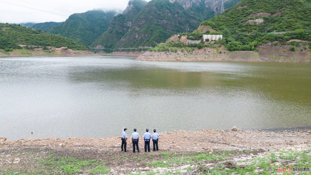夏日巡河护安澜 崆峒公安坚守防汛一线