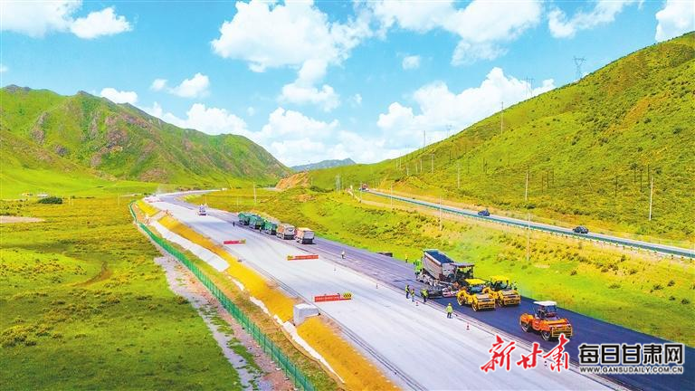 【图片新闻】在乌海—玛沁高速公路碌曲段施工现场 建设者抓紧施工