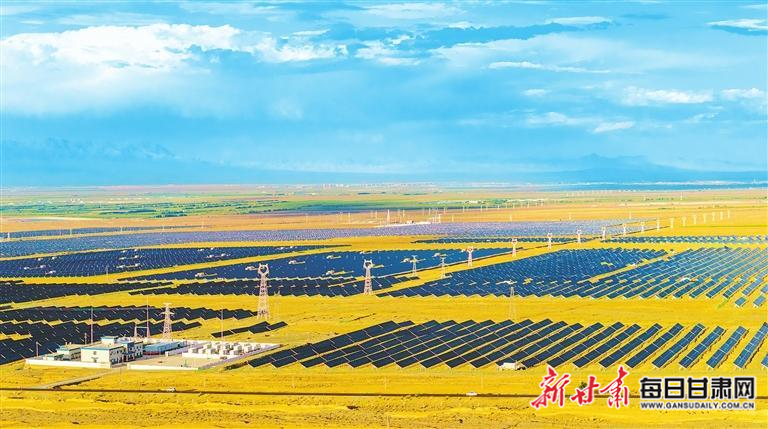 【图片新闻】甘州南滩:光电集阵与绿洲田园构成一幅壮美画卷