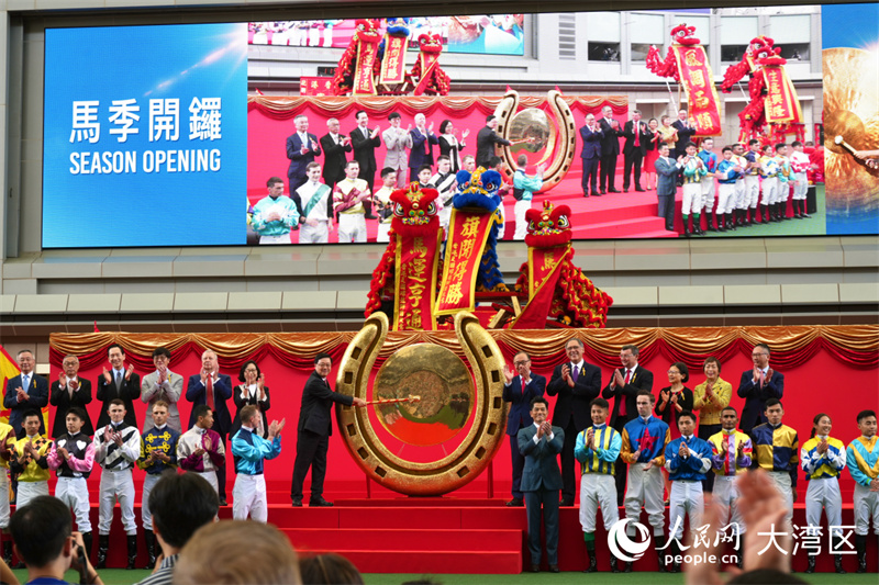 香港特区行政长官李家超敲响铜锣,为2026/27赛马季揭开序幕。人民网实习生 张雨洁摄
