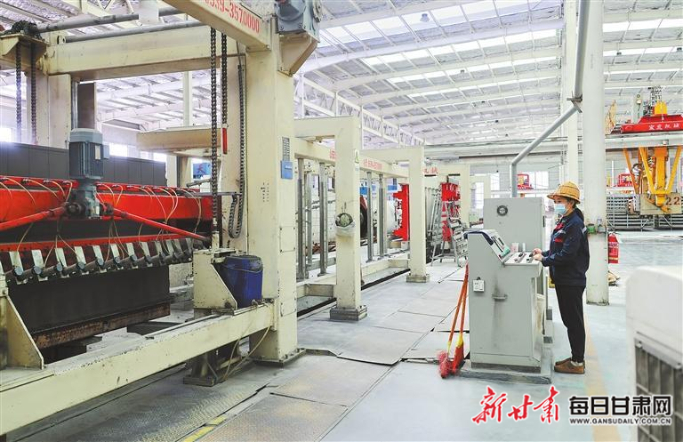 【图片新闻】甘肃正宇鑫达新型建材有限公司生产车间内工人生产各类蒸压加气混凝土砌块