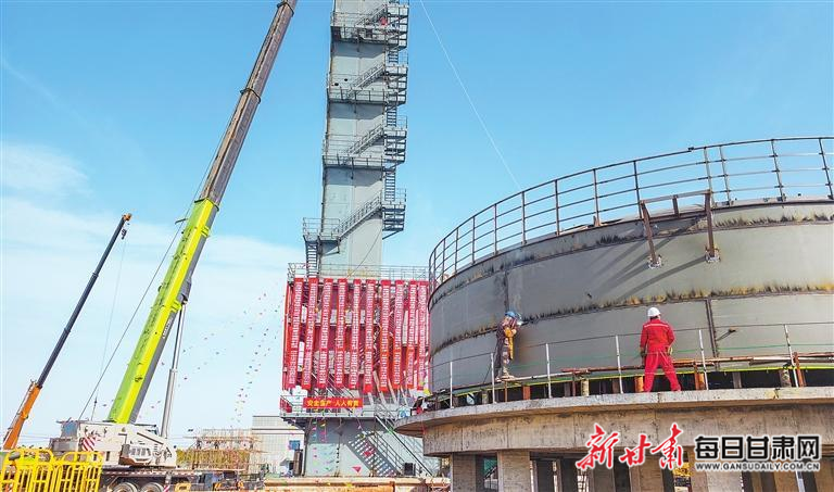 【图片新闻】金塔顺诚鑫能源有限公司液氮空气储能项目建设现场 工人正在作业